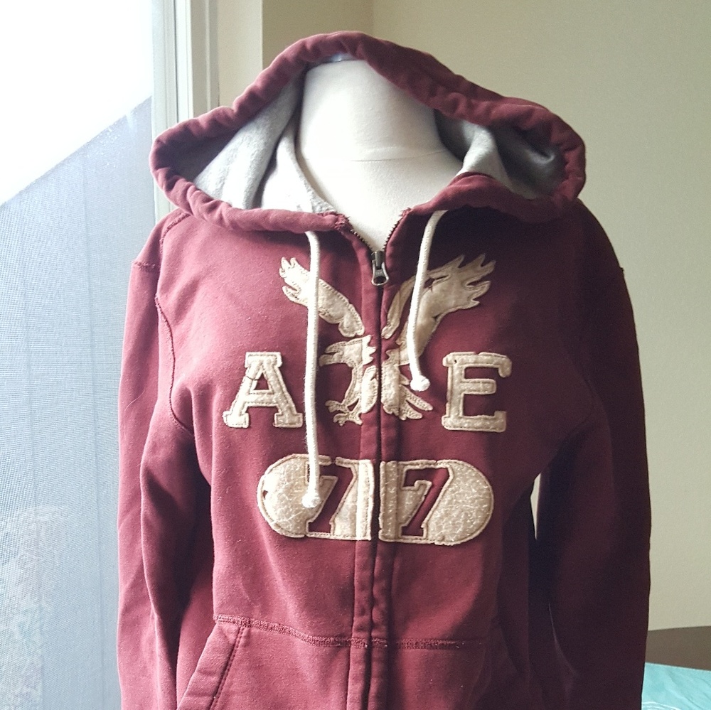 Men's maroon color size small zip hooide